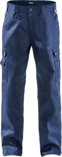 Dunkelblaue Cargohose mit seitlichen Falttaschen, auf einem schwarzen Hintergrund präsentiert.