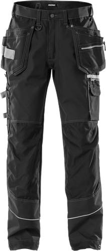 Schwarze Cargohose mit mehreren Taschen, auf einem schlichten Hintergrund abgebildet.
