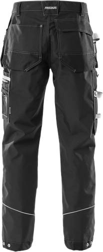 Eine Nahaufnahme einer schwarzen Hose mit Taschen und Werkzeugschlaufen, offensichtlich für Utility oder Arbeitskleidung konzipiert, die funktionale Merkmale hervorhebt.