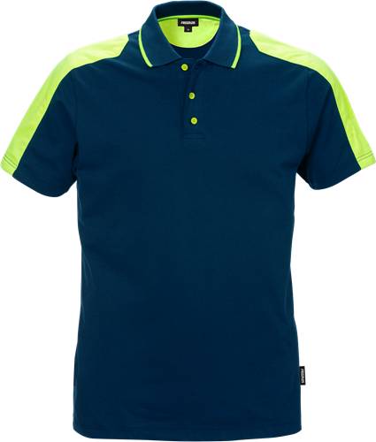 Ein marineblauer Poloshirt mit hellgrünen Akzenten an den Schultern und Kragknöpfen vor einem schwarzen Hintergrund.