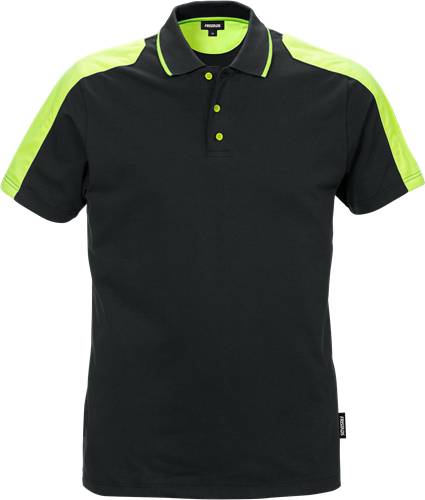 Ein schwarzes Poloshirt mit Neongelb-Akzenten an den Schultern und am Knopfbereich, auf einem neutralen Hintergrund präsentiert.