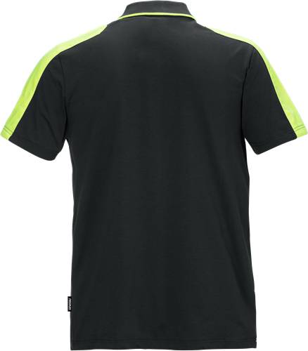 Ein schwarzes T-Shirt mit leuchtend gelben Streifen auf den Schultern, von hinten betrachtet.