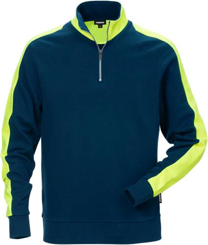 Ein dunkelblauer, langärmeliger Pullover mit neongelbem Streifen entlang der Arme und Schultern, mit einem Reißverschlusskragen.