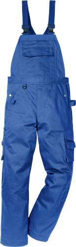 Nahaufnahme eines blauen Arbeitsanzugs mit mehreren Taschen und Knopfsektionen, die seine Funktionalität und praktische Gestaltung hervorheben.
