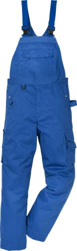 Das Bild zeigt die untere Hälfte einer Person, die blaue Cargohose mit mehreren Taschen trägt, vor einem dunklen Hintergrund.