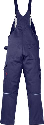 Person trägt eine marineblaue Arbeitshose mit mehreren Taschen, die vor einem weißen Hintergrund steht.