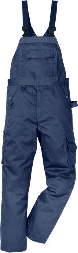 Eine Person, die blaue Cargohose mit Taschen trägt, vor einem dunklen Hintergrund stehend.