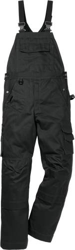 Eine Hose in Schwarz aus Cargo-Stoff mit mehreren Taschen, in Knieländge geschnitten und mit Knopfdetails am Bund.