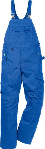 Blaue Cargo-Shorts mit mehreren Taschen auf schwarzem Hintergrund.