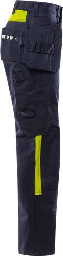 Dunkelgraue Hose mit gelber Vertikalstreifen, Fokus auf Taschendetail.
