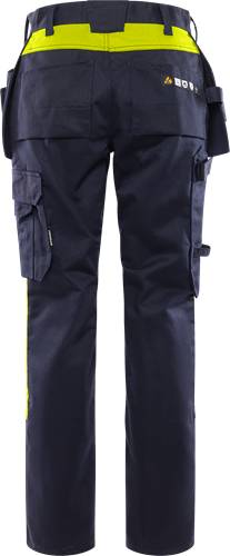 Eine Person trägt dunkle taktische Hosen mit mehreren Taschen. Die Hosen verfügen über eine seitliche Tasche am linken Oberschenkel.