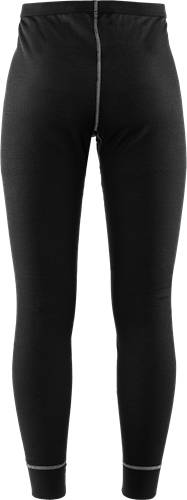 Nahaufnahme einer Person, die eng anliegende schwarze Hosen trägt, die Beine von der Taille bis zum Knöchel sind zu sehen.