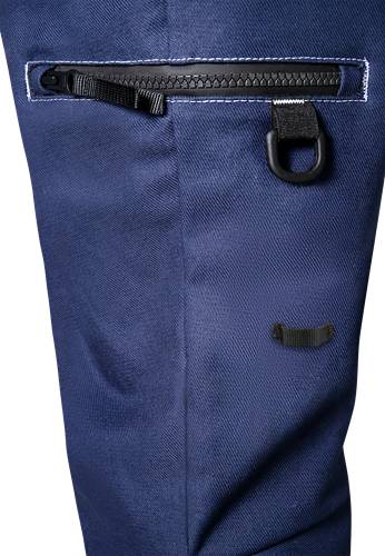 Nahaufnahme eines blauen Hosenbeinabschnitts mit schwarzen Riemen und Nahtzierrat. Der Fokus liegt auf der Gewebetextur und der Positionierung der Riemen.