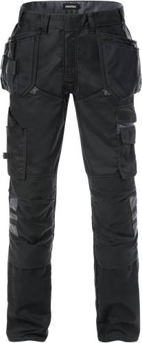Schwarze Cargohose mit mehreren Taschen, ausgestattet mit einer seitlichen Klappentasche und Kniedetails, geeignet für lässige oder berufliche Anlässe.