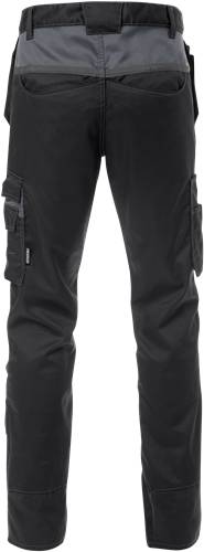 Detailaufnahme einer Hose aus dunklem Cargostoff mit sichtbaren Taschen an jedem Bein, die Einzelheiten der Naht und Gewebetextur zeigt.