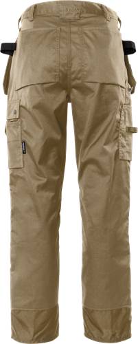 Eine Cargo-Hose aus Khaki mit mehreren Taschen, die einen robusten Outdoor-Look präsentiert.
