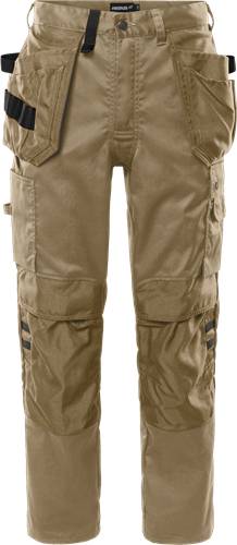 Cargohose aus braunem Stoff mit mehreren Taschen und schwarzen Riemendetails in Kniehöhe.