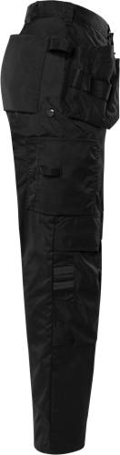 Nahaufnahme einer schwarzen taktischen Hose mit seitlichen Taschen und Riemendetails am linken Bein.