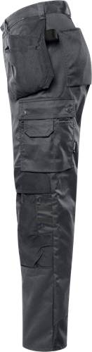 Eine Nahaufnahme von schwarzen Cargohosen mit sichtbaren Taschendetails, einschließlich einer Klappe und einer Seitentasche.