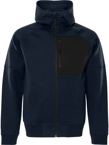 Eine marineblau Jacke mit einer schwarzen Brusttasche und Kapuze, mit einem Reißverschluss vorne zum Schließen.