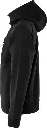 Eine Nahaufnahme einer Person, die einen schwarzen Hoodie trägt, die das Schulter- und Ärmelbaudetail des Kleidungsstücks vor einem dunklen Hintergrund zeigt.