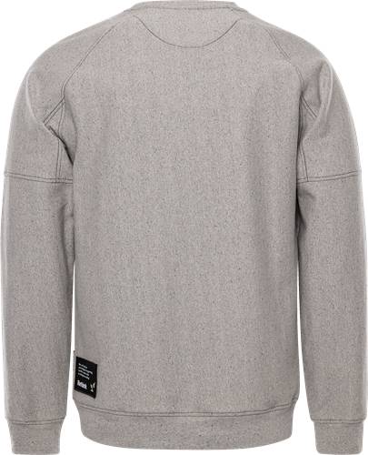 Ein grauer Pullover mit einem kleinen schwarzen Aufnäher an der unteren linken Seite, der Text und ein Logo enthält. Der Hintergrund ist durchgehend schwarz.