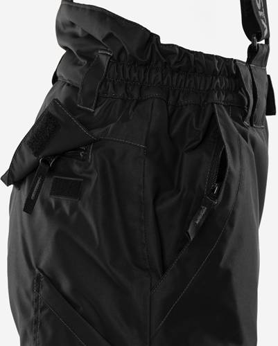 Nahaufnahme einer schwarzen Cargohose mit elastischem Bund und seitlichen Taschen mit Klettverschluss-Klappen, die funktionale Designelemente hervorhebt.
