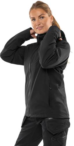 Eine Person, die eine schwarze Jacke trägt und die Kapuze richtet.