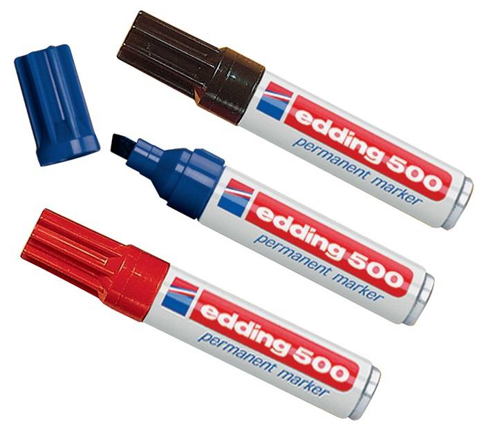 Drei Marker mit der Aufschrift 'edding 500 Permanent-Marker' in Schwarz, Blau und Rot, jeweils mit aufgesetzter Spitze und Kappen daneben.