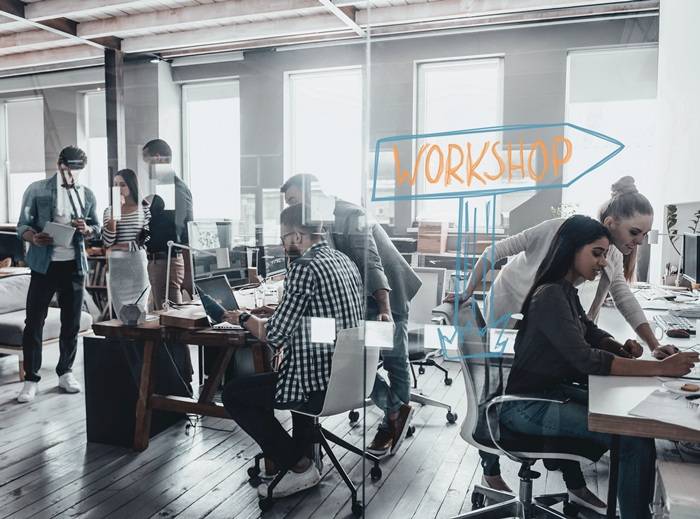 Menschen, die in einem modernen Büro zusammenarbeiten und 