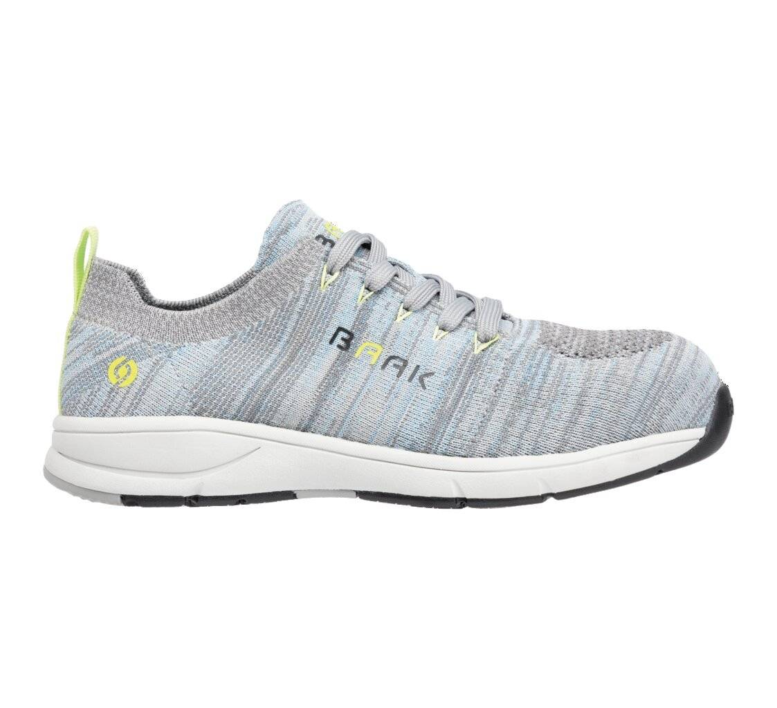 Ein grau-blauer Sportschuh mit weißer Sohle und grünen Akzenten, mit einer gestrickten Textur und dem Markennamen an der Seite.