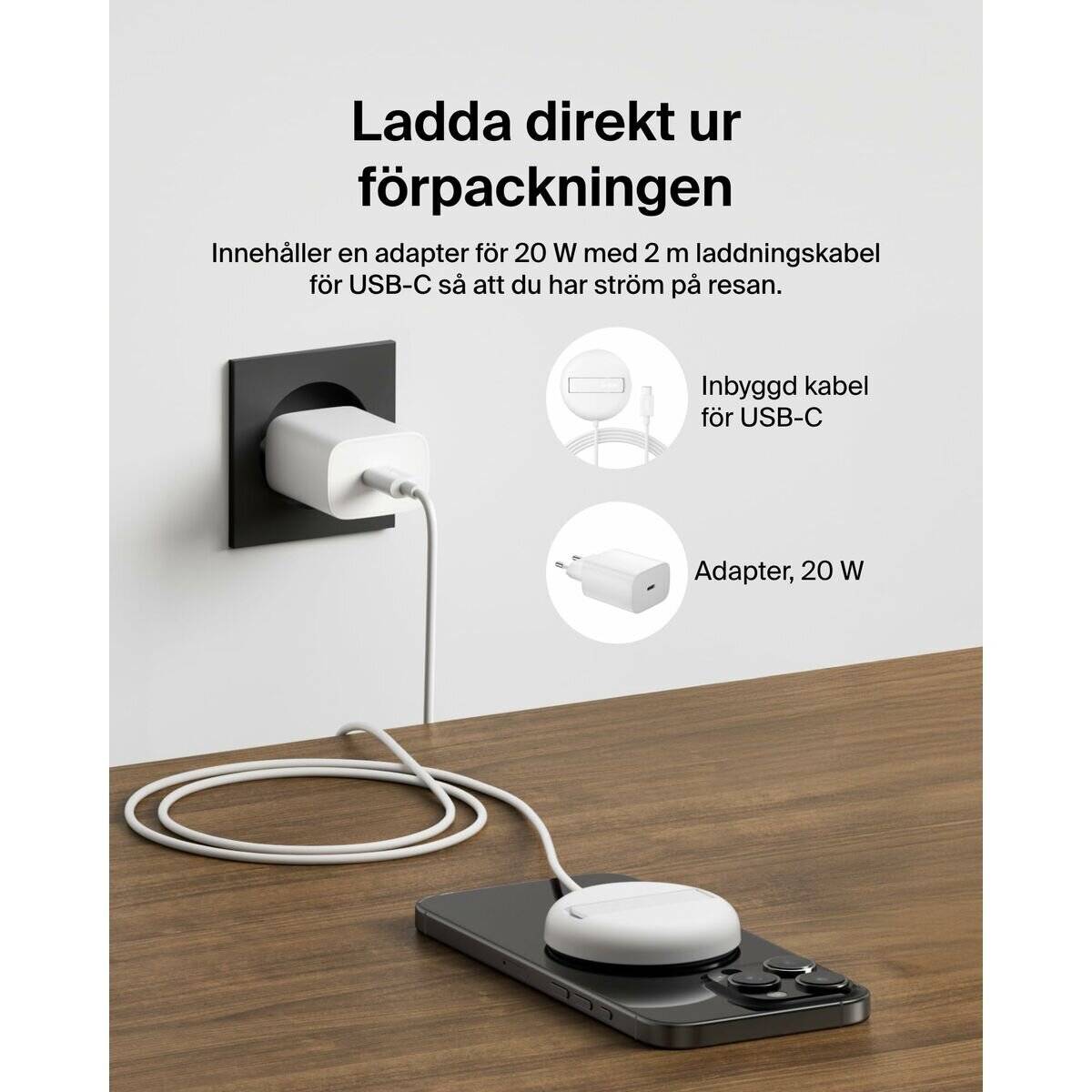 Ein Ladegerät, das an eine Wandsteckdose angeschlossen ist, mit einem 20-W-Adapter und einem USB-C-Kabel, das auf dem Tisch liegt, mit Beschriftung auf Schwedisch.