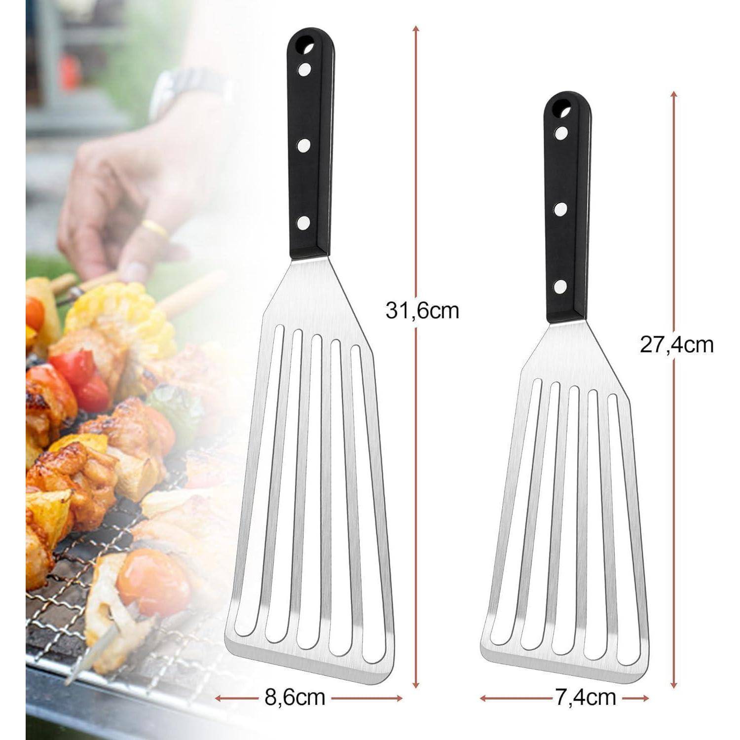 Zwei Spatel aus Edelstahl werden nach ihrer Größe verglichen. Die Abmessungen sind angegeben: einer ist 31,6 cm lang, 8,6 cm breit; der andere ist 27,4 cm lang, 7,4 cm breit. Ein Grillrost mit Grillspießen ist teilweise zu sehen.