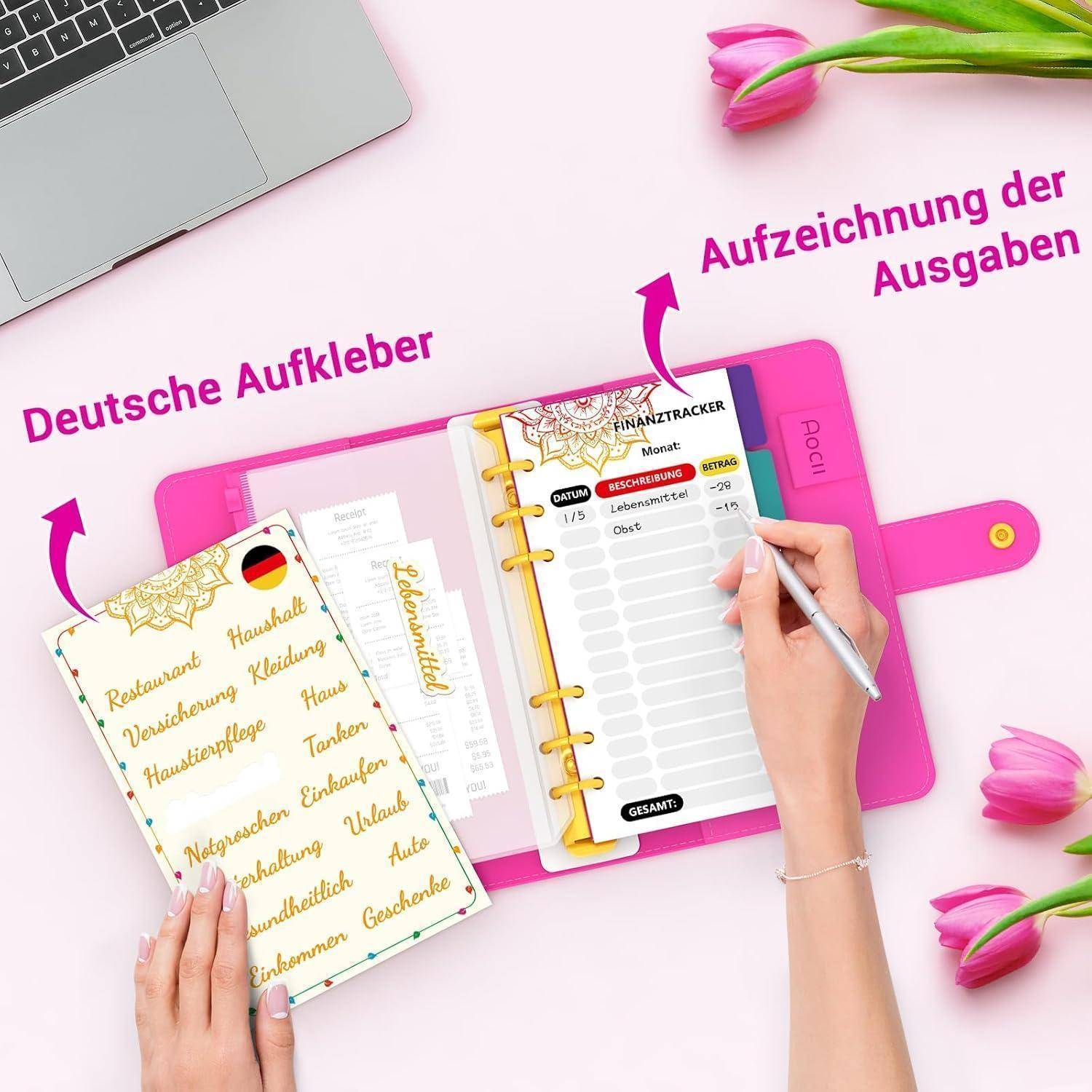 Eine Schreibtischeinrichtung mit einem Laptop, einem Notizbuch und einer Blume. Eine Person schreibt in einem deutschen Ausgaben-Tracker. Text auf Deutsch vermerkt 