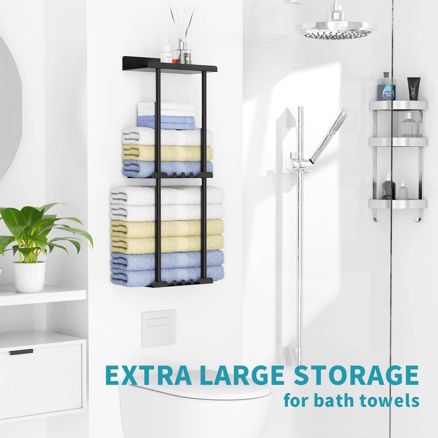 Badezimmer mit Dusche und Regal, auf dem gestapelte Handtücher liegen. Text lautet: „Extra großer Stauraum für Badetücher.