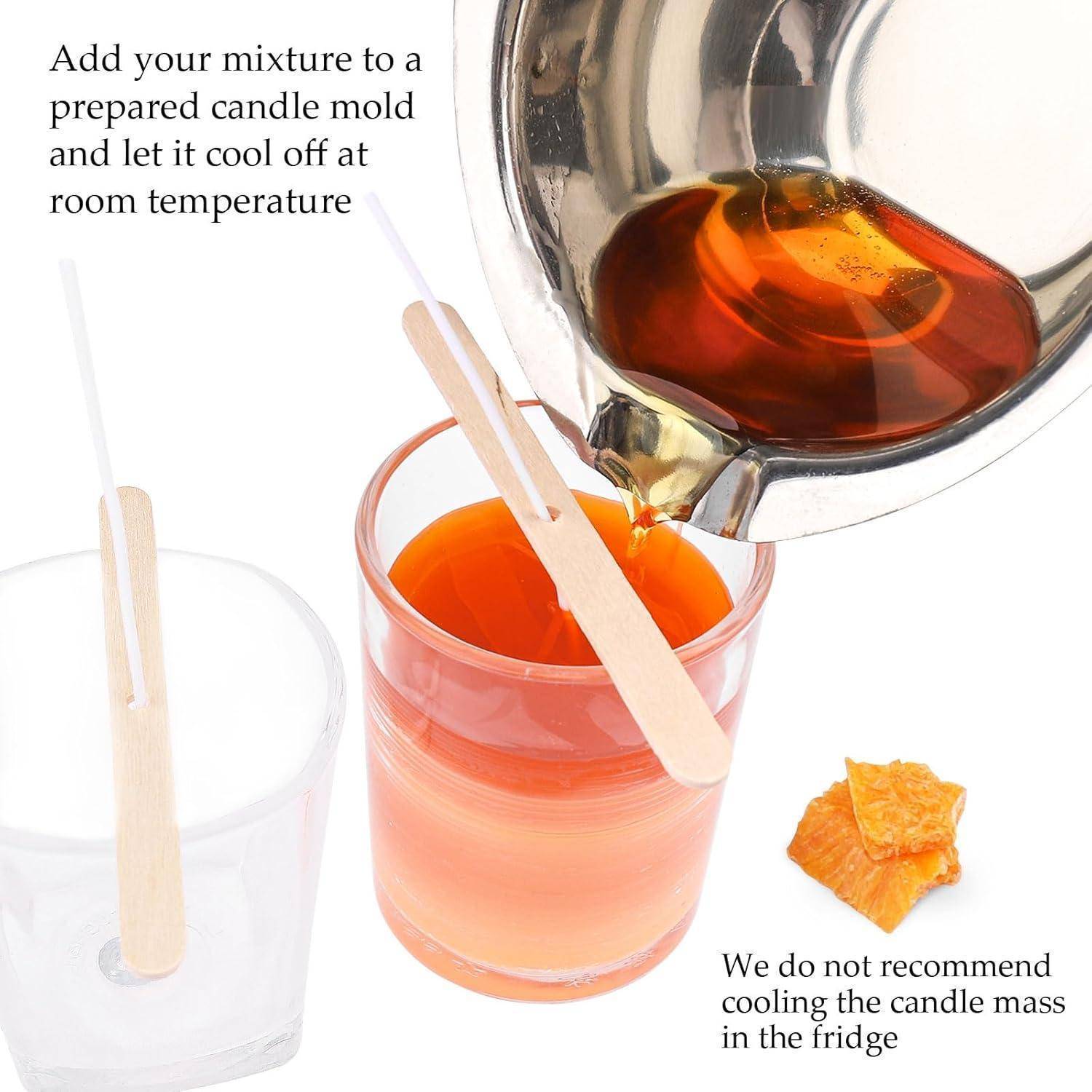Eine Schüssel, die flüssiges orangefarbenes Wachs in ein Glas mit Docht gießt; Text rät, bei Zimmertemperatur abkühlen zu lassen, nicht im Kühlschrank.