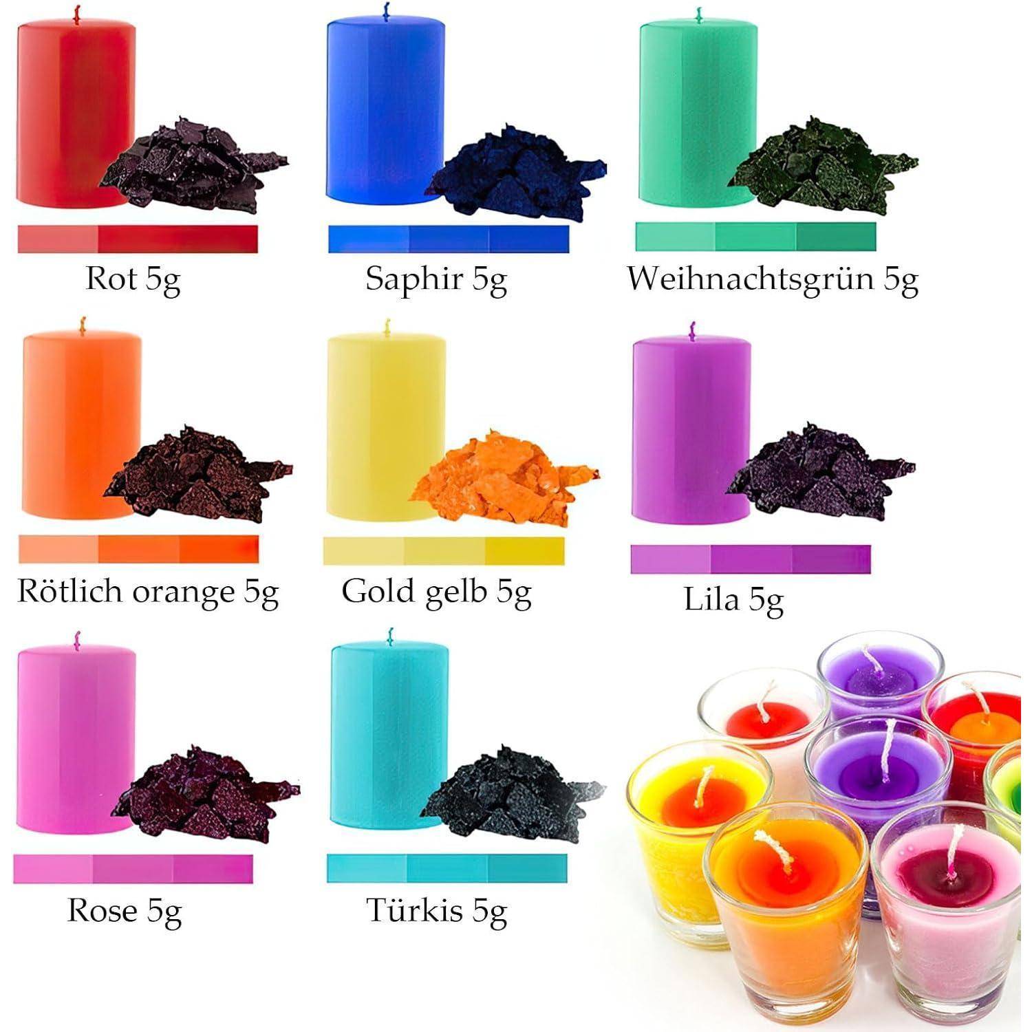 Zehn farbige Kerzen mit passenden Wachschips, nach Farbe und Gewicht beschriftet: Rot, Saphir, Weihnachtsgrün, Rötlich orange, Gold gelb, Lila, Rose, Türkis, sowie eine Auswahl kleiner, bunter Kerzen in Glashaltern.