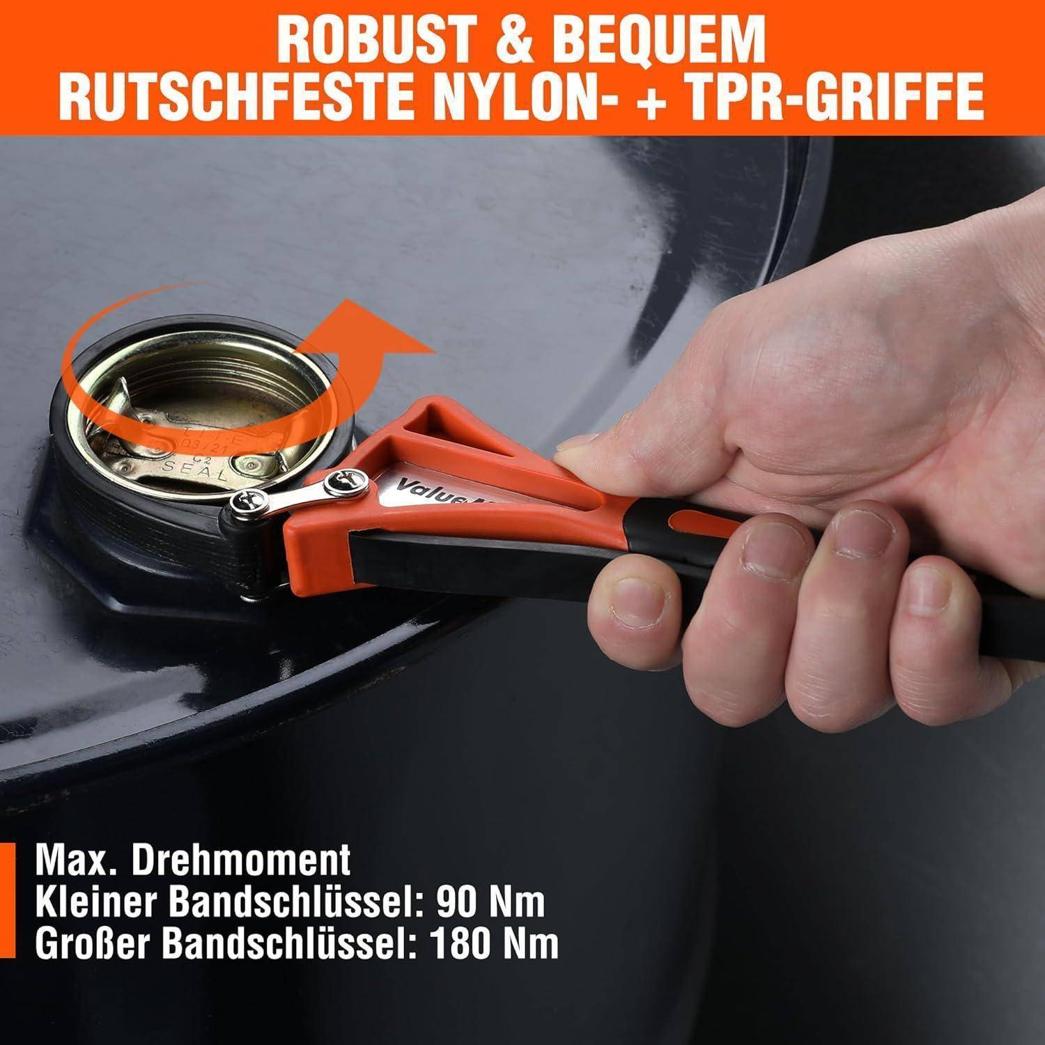 Eine Person verwendet einen orangefarbenen und schwarzen Schraubenschlüssel, um einen Fassdeckel zu öffnen. Der Text betont seine Haltbarkeit und Griffigkeit. Maximales Drehmoment: 90 Nm und 180 Nm.