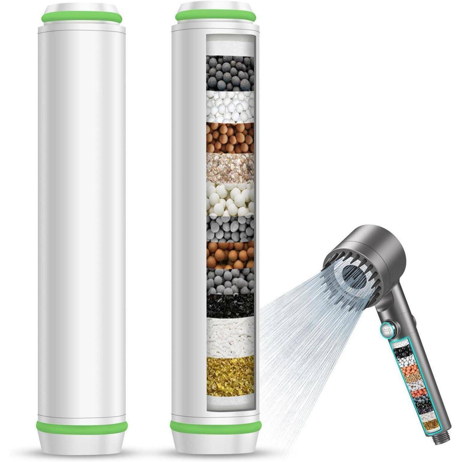 Duschkopf mit abnehmbaren Filtern, die mehrere Schichten von Mineral- und Carbonsteinchen zur Verbesserung der Wasserreinigung zeigen.