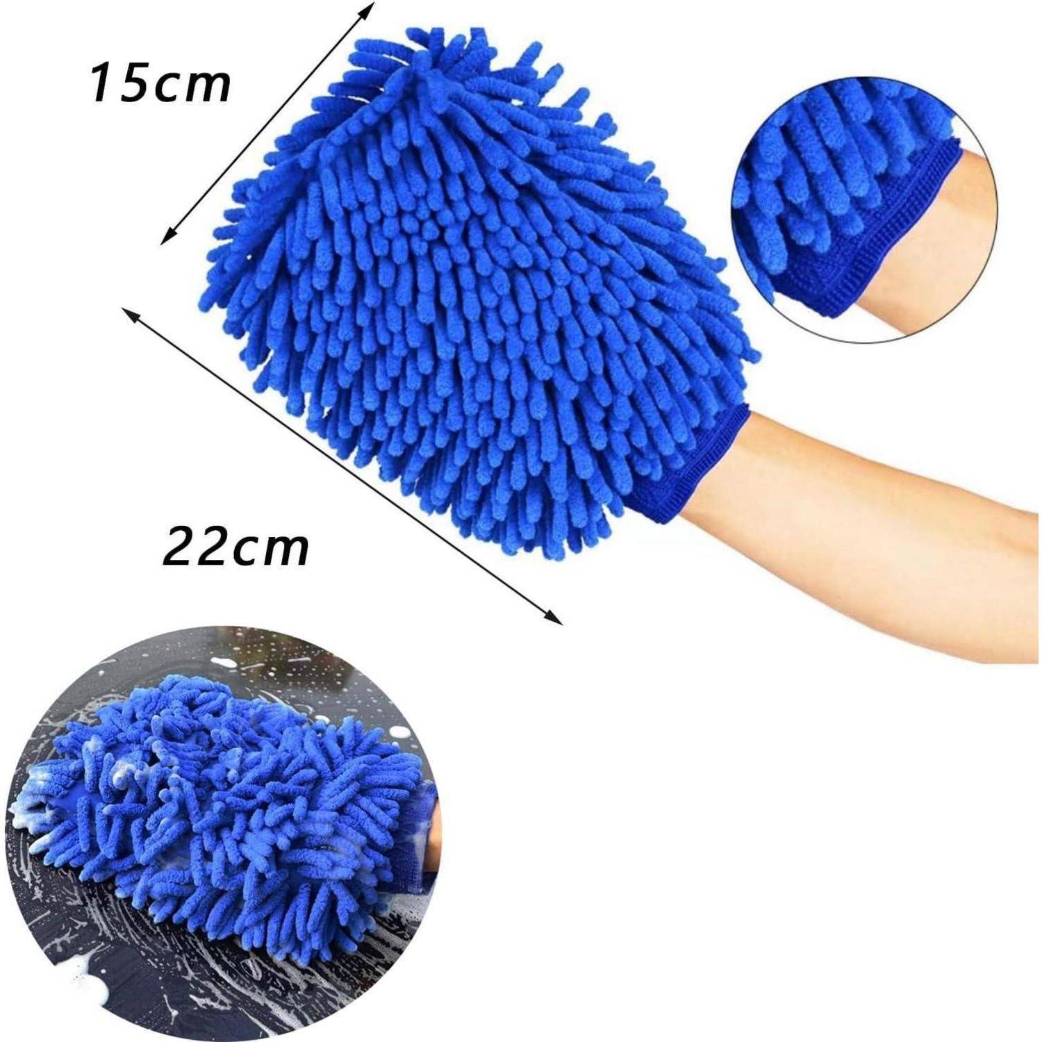 Eine Hand trägt einen blauen Mikrofaser-Reinigungshandschuh mit den Abmessungen 15 cm x 22 cm und zeigt eine Nahaufnahme der Fasern sowie das Reinigen einer Oberfläche.