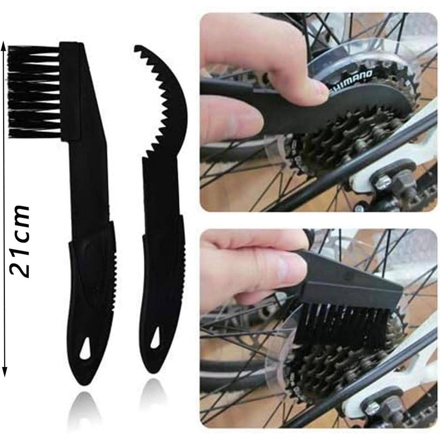 21 cm schwarzes Fahrradreinigungsbürsten-Set neben Bildern einer Person, die mit der Bürste ein Fahrradgetriebe reinigt.