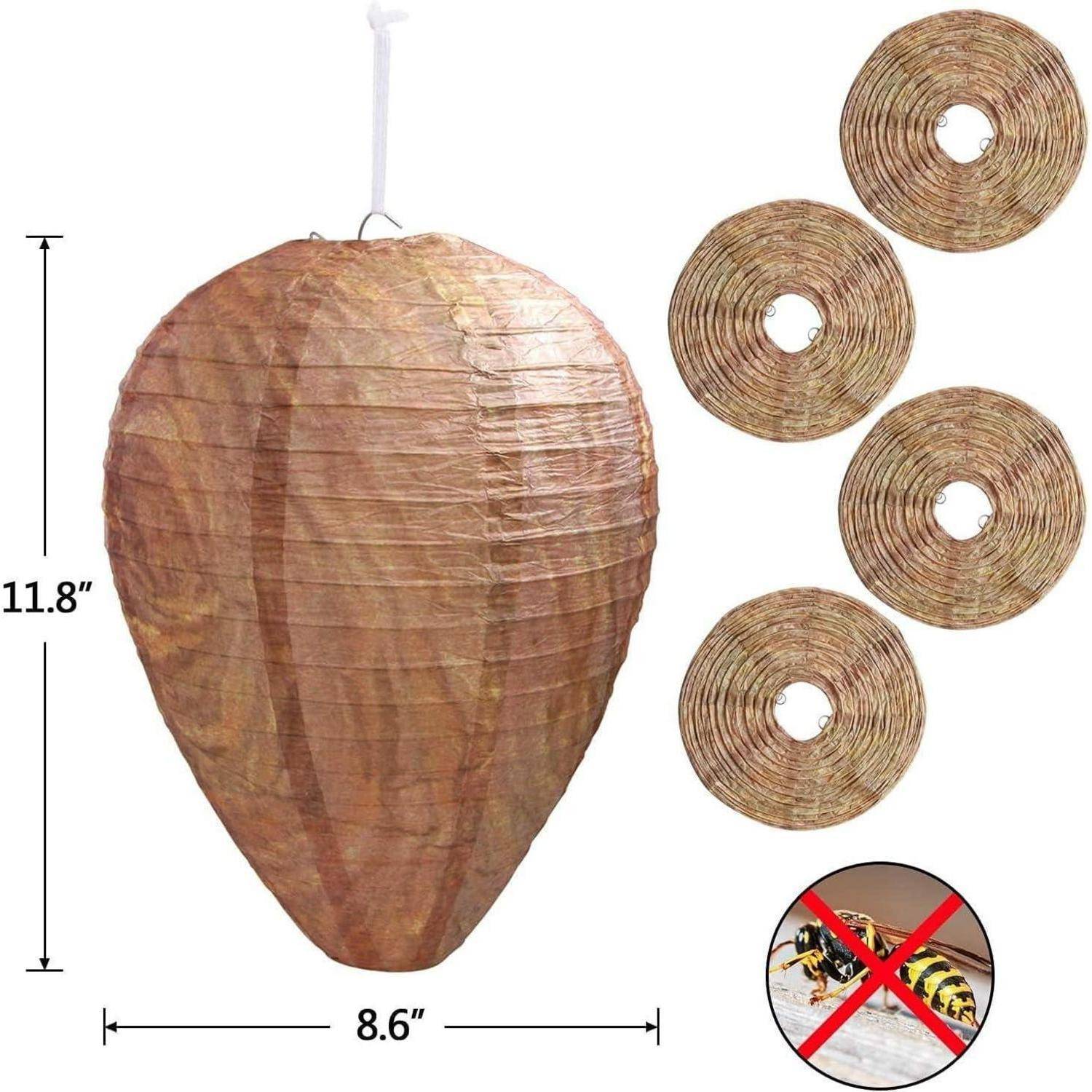 Ein brauner Wespennest-Attrappe mit Abmessungen von 29,9 cm Höhe und 21,8 cm Breite, vier kreisrunden Einsätzen und einem Symbol mit einer Wespe durchgestrichen.
