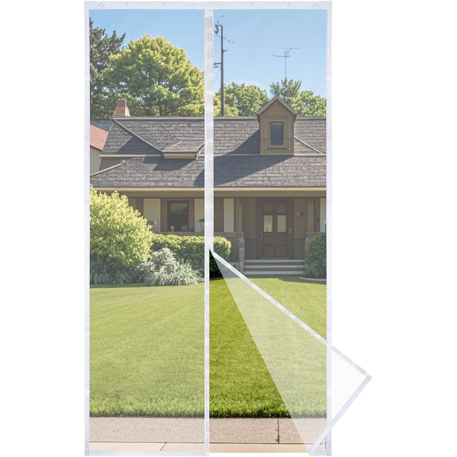 Eine Fliegengittertür mit magnetischem Verschluss ist vor einem Haus mit sauber geschnittener Rasenfläche positioniert und zeigt damit Bequemlichkeit und Stil.