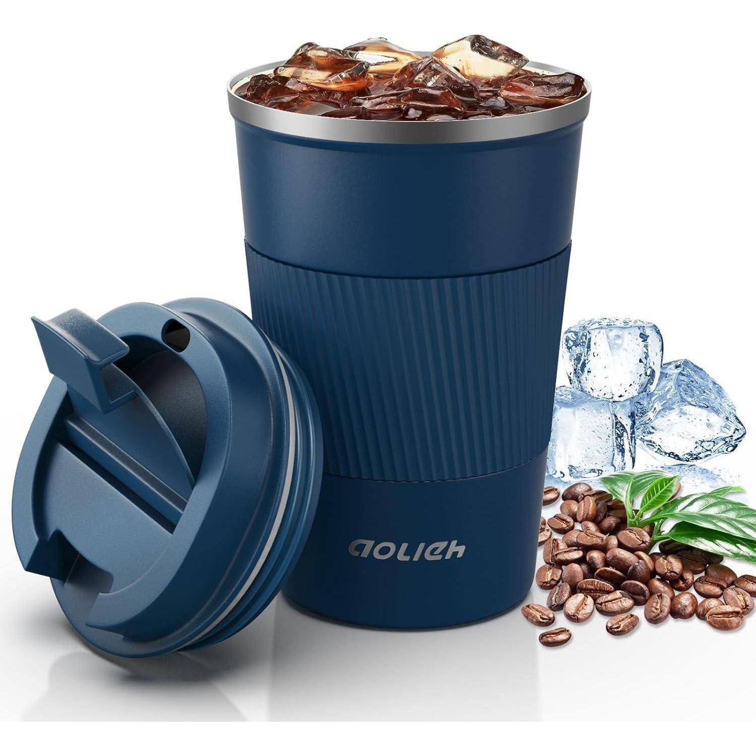 Ein blauer isolierter Trinkbecher, gefüllt mit Eiskaffee, umgeben von Eiswürfeln, Kaffeebohnen und grünen Blättern, mit einem Deckel daneben.