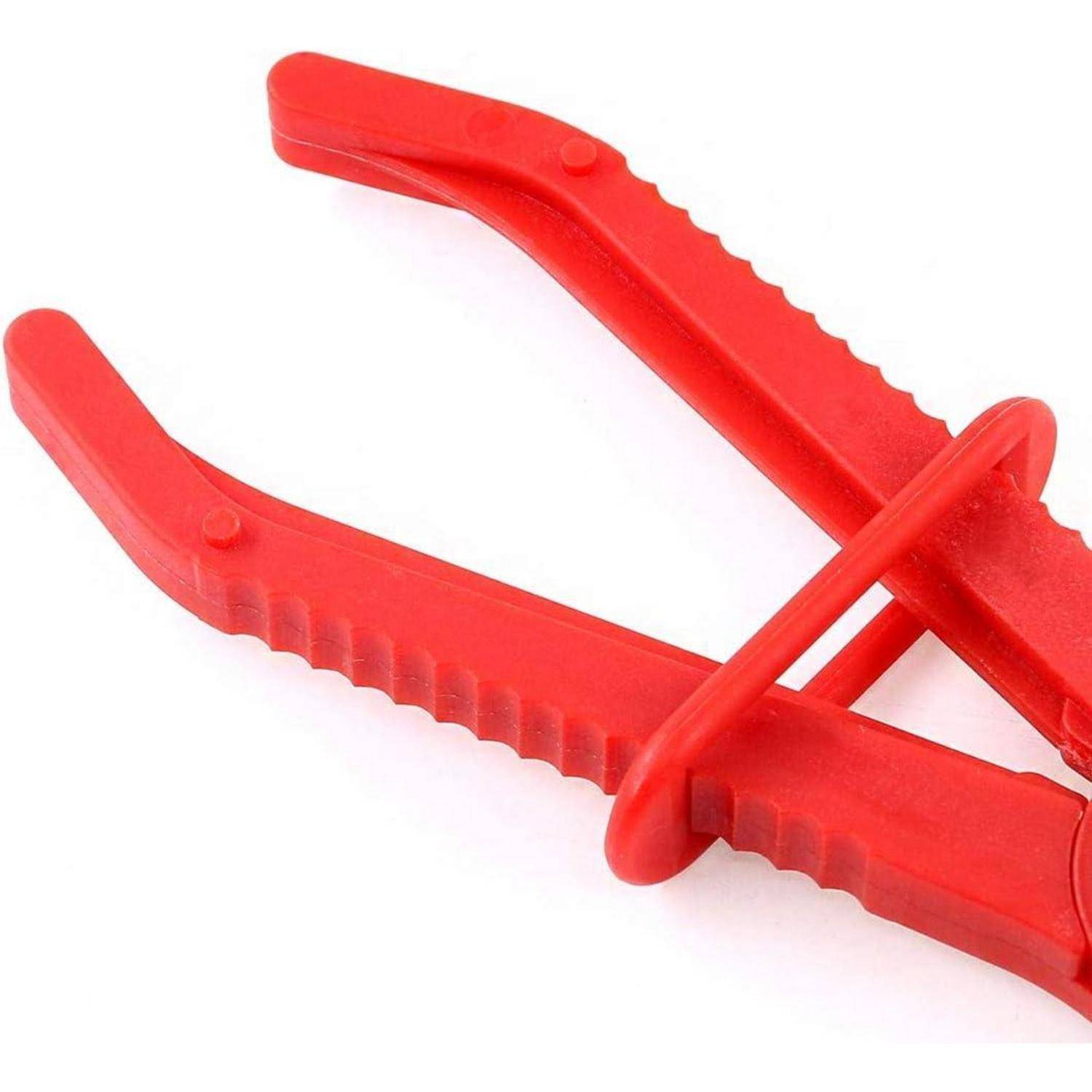 Eine rote Plastikwäscheklammer mit gerilltem Griffdesign.