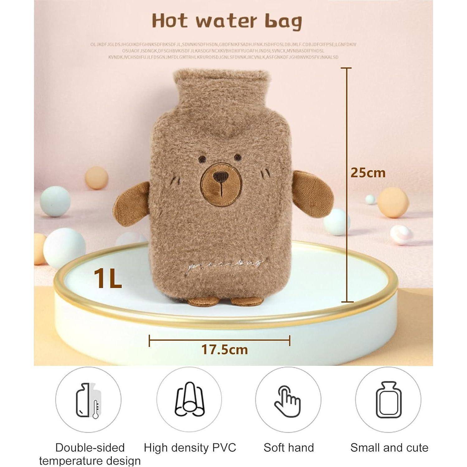 Ein teddybärenförmiger Wärmflasche auf einer runden Plattform mit Abmessungen: 25 cm hoch, 17,5 cm breit, 1 L Fassungsvermögen. Merkmale umfassen ein beidseitiges Temperaturdesign, hochdichtes PVC und ein weiches Handgefühl.
