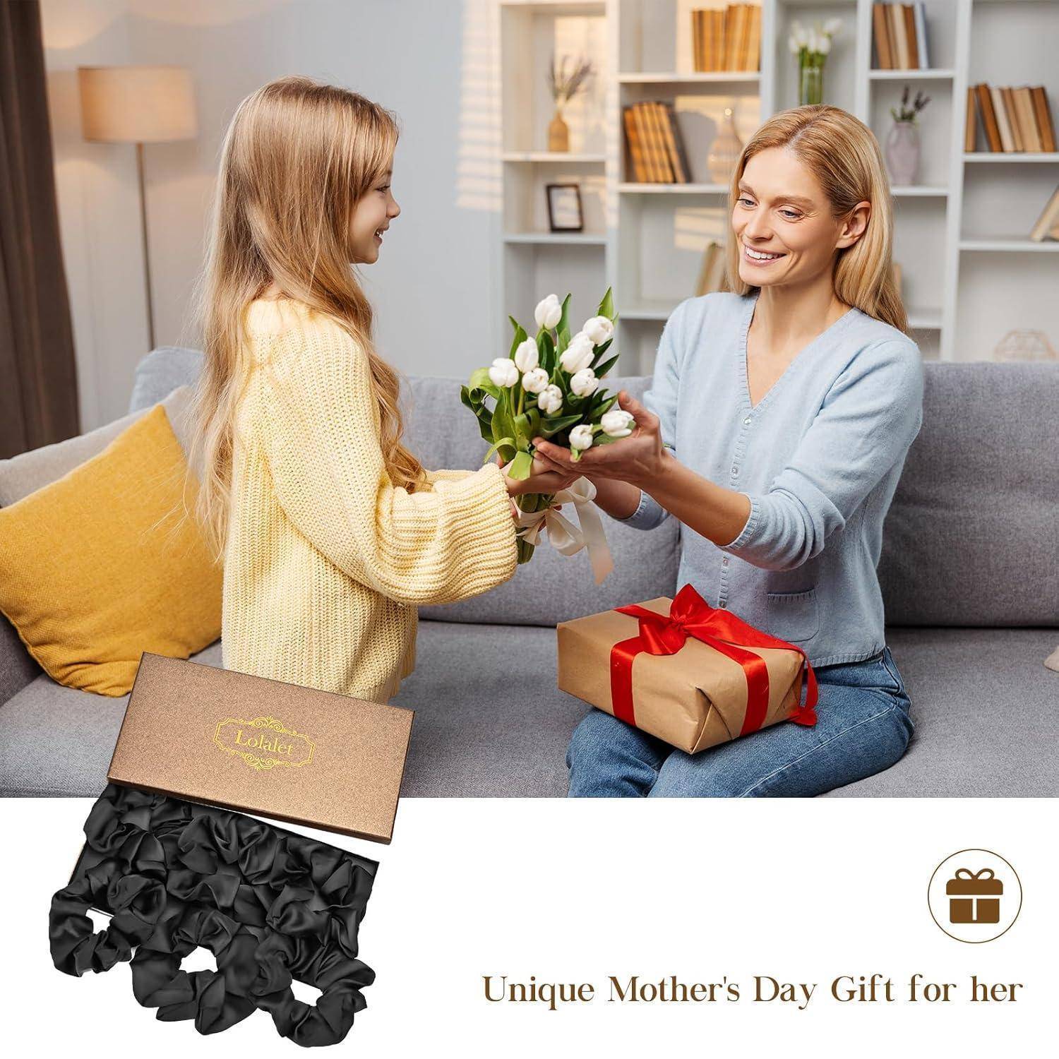 Eine Frau sitzt auf einem Sofa und lächelt, während sie ein Geschenk hält. Ein junges Mädchen überreicht ihr einen Blumenstrauß. Text lautet: 'Einzigartiges Muttertagsgeschenk für sie