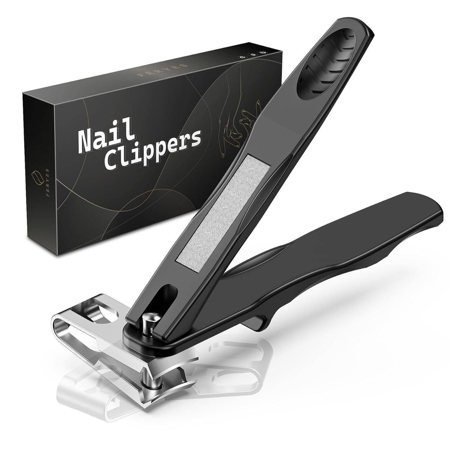 Ein schwarzer Nagelknipser mit integrierter Nagelfeile wird vor einer Schachtel mit der Aufschrift ‚Nagelknipser' präsentiert. Der Knipser ist geöffnet.