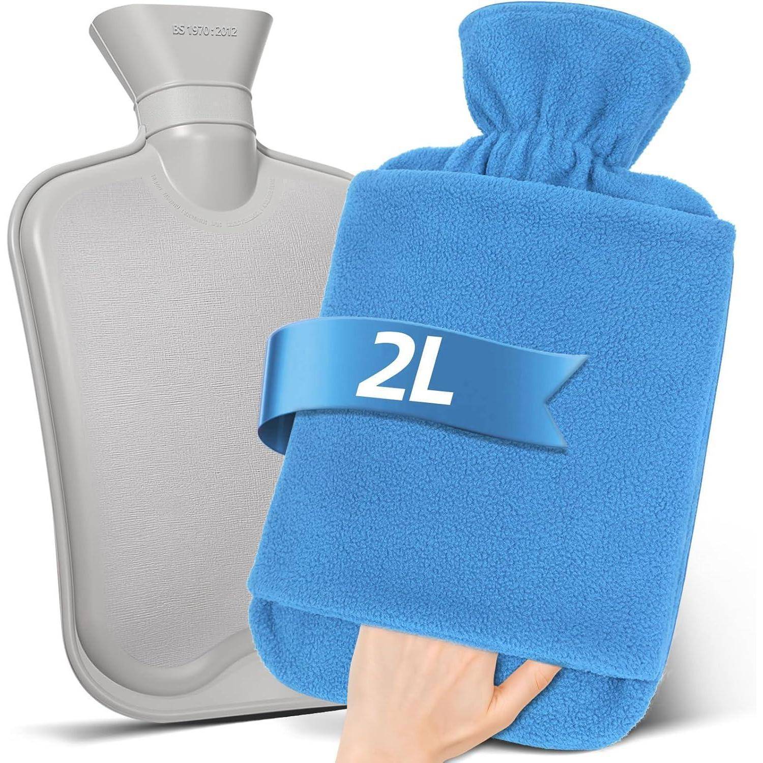 Eine graue Wärmflasche aus Gummi neben einem blauen Fleece-Überzug mit einer Hand, die sie hält. Ein Band zeigt '2L' und gibt die Kapazität an.
