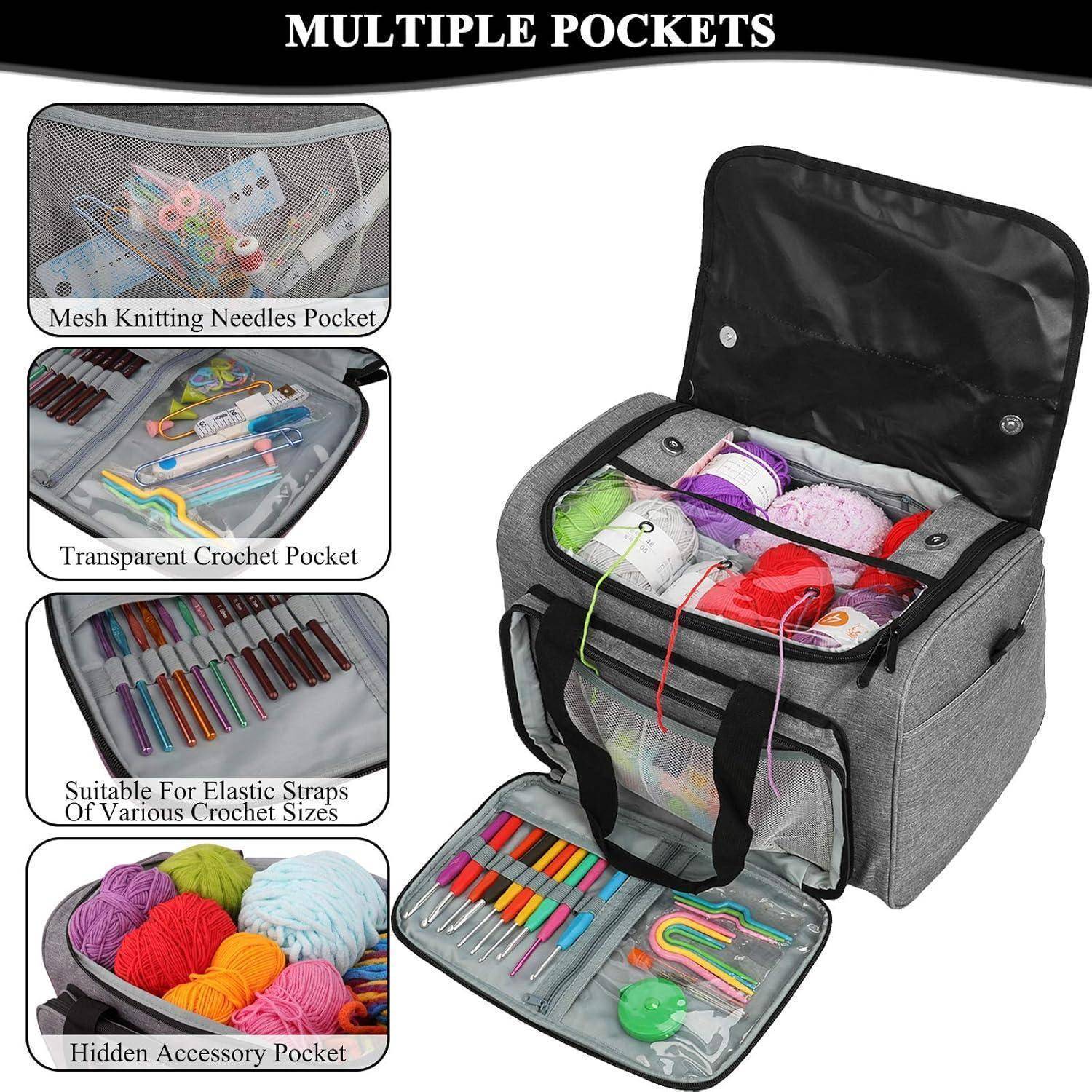 Bild zeigt einen grauen Handarbeitsbeutel mit mehreren offenen Fächern, die zum Organisieren von Stricknadeln, Häkelnadeln, Garn und Zubehör beschriftet sind.
